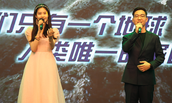 009《星光大道》2020年度总冠军、青年歌手张心心，音乐唱作人、青年华语流行歌手陈振邦共同演绎中国环保形象大使主题曲《绿色家园》.png